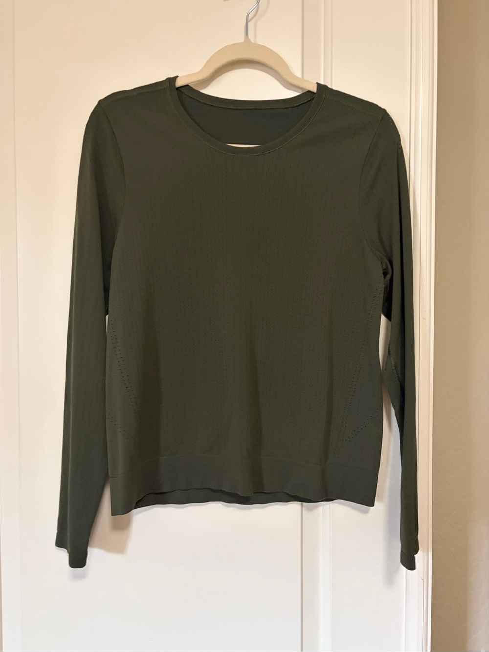 🤎🏃🏽♀️Athleta Olive Crewneck Lightweight Athletic wear L/S Top🧘🏽♀️🤎 - Picture 8 of 10